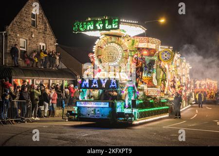 Ein spektakulärer beleuchteter Floß (oder „Wagen“, wie sie vor Ort bekannt sind) beim jährlichen Karneval in Wells City im November. Es erinnert an das Schießpulver-Plot von 1605. Die Prozession wiederholt sich in einer Reihe von Städten im West Country – Wells ist Teil des Somerset County Guy Fawkes Carnival Association Circuit. 2022 war der erste Karneval nach zwei Jahren Annullierungen aufgrund der Pandemie. Stockfoto