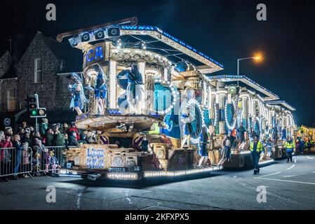 Ein spektakulärer beleuchteter Floß (oder „Wagen“, wie sie vor Ort bekannt sind) beim jährlichen Karneval in Wells City im November. Es erinnert an das Schießpulver-Plot von 1605. Die Prozession wiederholt sich in einer Reihe von Städten im West Country – Wells ist Teil des Somerset County Guy Fawkes Carnival Association Circuit. 2022 war der erste Karneval nach zwei Jahren Annullierungen aufgrund der Pandemie. Stockfoto