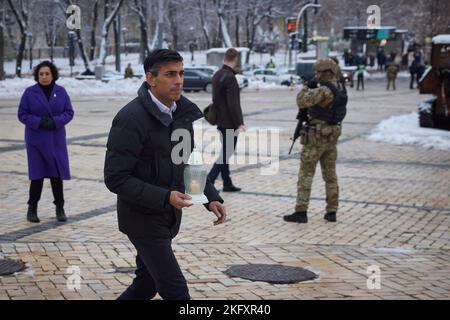 Kiew, Ukraine. 19.. November 2022. Der britische Premierminister Rishi Sunak geht zu Fuß, um das Denkmal für die Opfer des Holodomors von 1932-1933 zu sehen, das sich am 19. November 2022 auf dem Mykhailivska-Platz in Kiew, Ukraine, befindet. Sunak machte einen überraschenden Besuch in verschneiten Kiew und versprach zusätzliche Flak-Kanonen und andere Luftverteidigungstechnik. Kredit: Ukrainische Präsidentschaft/Ukrainische Presidential Press Office/Alamy Live Nachrichten Stockfoto