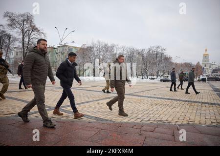 Kiew, Ukraine. 19.. November 2022. Der ukrainische Präsident Wolodymyr Zelenskyy, links, und der britische Premierminister Rishi Sunak gehen am 19. November 2022 in Kiew, Ukraine, durch den Mykhailivska-Platz. Sunak machte einen überraschenden Besuch in verschneiten Kiew und versprach zusätzliche Flak-Kanonen und andere Luftverteidigungstechnik. Kredit: Ukrainische Präsidentschaft/Ukrainische Presidential Press Office/Alamy Live Nachrichten Stockfoto