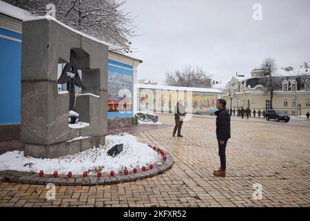 Kiew, Ukraine. 19.. November 2022. Der britische Premierminister Rishi Sunak steht für einen Moment des Schweigens an der Gedenkstätte für die Opfer des Holodomors von 1932-1933, die sich am 19. November 2022 auf dem Mykhailivska-Platz in Kiew, Ukraine, befindet. Sunak machte einen überraschenden Besuch in verschneiten Kiew und versprach zusätzliche Flak-Kanonen und andere Luftverteidigungstechnik. Kredit: Ukrainische Präsidentschaft/Ukrainische Presidential Press Office/Alamy Live Nachrichten Stockfoto