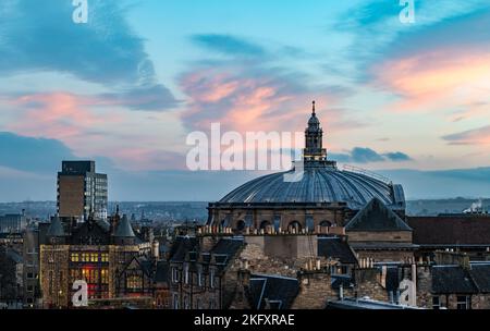 Blick über die Dächer der McEwan Hall-Kuppel und des Teviot House, das in der Abenddämmerung von Weihnachtslichtern beleuchtet wird, Edinburgh, Schottland, Großbritannien Stockfoto