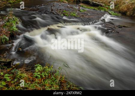 Loucka Fluss in der Nähe von Tisnov Stadt im Herbst bewölkt dunkel nass Tag Stockfoto