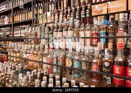 Cachaça zum Verkauf im Spirituosengeschäft. Cachaca ist ein brasilianischer destillierter Alkohol, der aus fermentiertem Zuckerrohrsaft hergestellt wird. Stockfoto