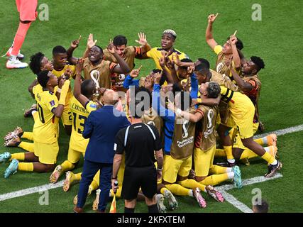 Al Chaur, Katar. 20.. November 2022. Fußball, Weltmeisterschaft 2022 in Katar, Katar - Ecuador, Vorrunde, Gruppe A, Matchday 1, Die Spieler Ecuadors feiern das Eröffnungsspiel im Al-Bait-Stadion um 2:0 Uhr. Kredit: Robert Michael/dpa/Alamy Live Nachrichten Stockfoto