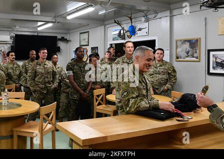 Senior-Berater des Vorsitzenden Ramón 'CZ' Colón-López besucht das Rettungsgeschwader 57. auf der Aviano Air Base, Italien, 13.. Oktober 2022. Der SEAC ist von Beruf Pararesuceman, trat 1990 der Luftwaffe bei und ist derzeit auf die Konzentration auf Bereitschaft und den Aufbau globaler Partnerschaften als Berater des Chairman of the Joint Chiefs of Staff spezialisiert. Stockfoto