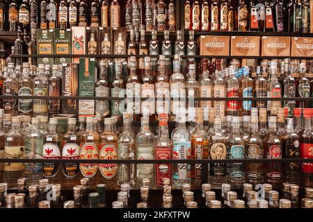 Cachaça zum Verkauf im Spirituosengeschäft. Cachaca ist ein brasilianischer destillierter Alkohol, der aus fermentiertem Zuckerrohrsaft hergestellt wird. Stockfoto