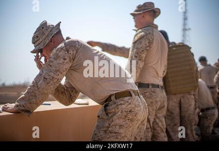 UNTERSTÜTZUNG DER MARINE, BAHRAIN (OKT 13, 2022) – Eine Marine, die dem Central Command (FASTCENT) des Anti-Terror-Sicherheitsteams der Flotte (FASTCENT) zugewiesen ist, entwickelt während eines Call for Fires eine praktische Anwendungsveranstaltung an Bord der Naval Support Activity, Bahrain, am 13. Oktober. Nachdem die Range Cards erstellt wurden, wurden die Marines mit einem simulierten Ziel besprochen, um den Standort für den Feueraufruf zu entwickeln. TF 51/5 reagiert auf Krisen und Eventualitäten, koordiniert, plant und führt Operationen durch, führt Theatersicherheitskooperationen durch und entwickelt neue Marinekonzepte auf See, von der See und an Land, um sie zu koordinieren Stockfoto