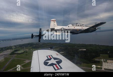 Ein Flug von T-6 Texan II, der am 13. Oktober 2022 auf der MacDill Air Force Base, Florida, als Teil von Ambush Florida landet. Hinterhalt Florida ist eine Mission, bei der Piloten des Flying Training Squadron 85. in eine andere Region der USA fliegen und andere Stützpunkte „Hinterhalt“ machen, um Piloten bei Langstreckenflügen zu helfen, Erfahrungen zu sammeln. Stockfoto