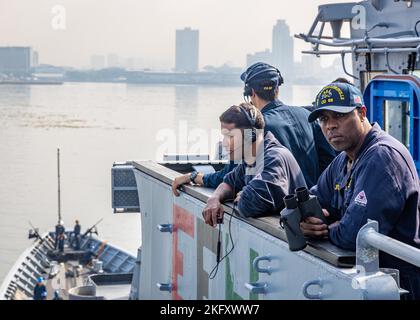 MANILLA, Philippinen (Okt 14, 2022) Seeleute stehen auf dem Brückenflügel des Lenkraketen-Kreuzers USS Chancellorsville (CG 62) der Ticonderoga-Klasse auf dem Weg zu einem Hafenbesuch in Manila, Philippinen, am 14. Oktober 2022. Chancellorsville wird zur Unterstützung der Sicherheit und Stabilität im Indo-Pazifik-Raum in die US-7.-Flotte eingesetzt und ist dem Kommandanten der Task Force 70 zugewiesen, einer kampfbereiten Truppe, die das kollektive maritime Interesse ihrer Verbündeten und Partner in der Region schützt und verteidigt. Stockfoto