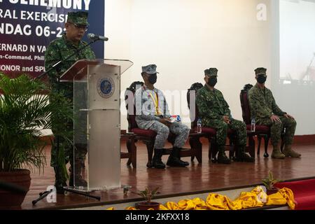 Philippinische Marine Corps Brig. General Raul Caldez (links), Übungsleiter, gibt Abschlussbemerkungen zum Abschluss von KAMANDAG 6 in Fort Bonifacio, Philippinen, 14. Oktober 2022. KAMANDAG ist eine jährliche bilaterale Übung zwischen den Streitkräften der Philippinen und dem US-Militär, die darauf ausgerichtet ist, Interoperabilität, Fähigkeiten, Vertrauen und Zusammenarbeit zu stärken, die über Jahrzehnte gemeinsamer Erfahrungen aufgebaut wurde. Stockfoto