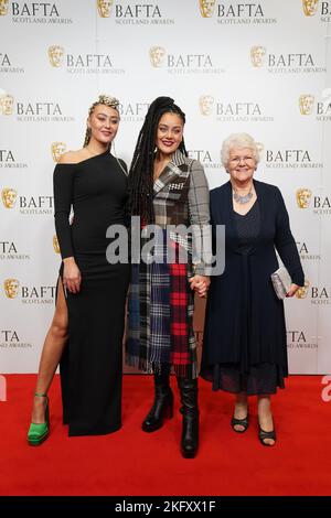 Izuka Hoyle (Mitte) mit Familienmitgliedern kommt bei den BAFTA Scotland Awards im DoubleTree by Hilton Glasgow Central an. Bilddatum: Sonntag, 20. November 2022. Stockfoto