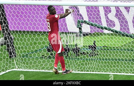 Al-Khor, Katar. 20.. November 2022. Almoez Ali aus Katar reagiert, nachdem er bei der FIFA-Weltmeisterschaft 2022 im Al Bayt-Stadion in Al Khor, Katar, am 20. November 2022, bei einem Gruppenspiel Zwischen Katar und Ecuador nicht Punkten konnte. Quelle: Xiao Yijiu/Xinhua/Alamy Live News Stockfoto