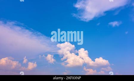 Schöner Himmel mit Wolken im Sommer afrernoon. Panoramablick, Wolkenlandschaft mit viel Platz für Ihren eigenen Text Stockfoto