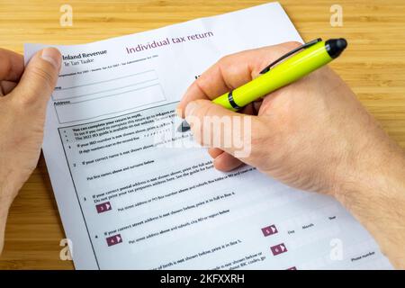 Neuseeland Individual Tax Return, Formular IR3, Person, die das Formular IR3 ausfüllte, Konzept der finanziellen Abwicklung mit dem Büro in Neuseeland Stockfoto