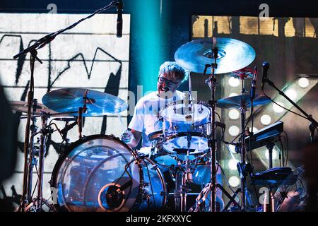 19. November 2022: Ricky Wilson, Andrew White, Simon Rix, Nick Baines und Vijay Mistry von der britischen Indie Rock Band, The Kaiser Chiefs, spielen bei der letzten Show ihrer UK Tour 2022 in der Nottingham Arena eine ausverkaufte Show (Foto: © Myles Wright/ZUMA Press Wire) Stockfoto
