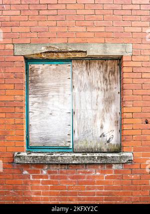 Fenster zum Geschäftsgebäude vernagelt Stockfoto