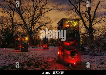 Impressionen eines Friedhofs auf dem Totensonntag oder des Ewigen Sonntags in Berlin, Deutschland, Gedenktag in Deutschland und der Schweiz, Gedenktag für Decea Stockfoto