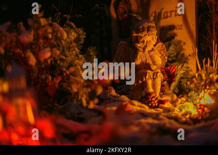 Impressionen eines Friedhofs auf dem Totensonntag oder des Ewigen Sonntags in Berlin, Deutschland, Gedenktag in Deutschland und der Schweiz, Gedenktag für Decea Stockfoto