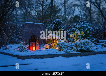 Impressionen eines Friedhofs auf dem Totensonntag oder des Ewigen Sonntags in Berlin, Deutschland, Gedenktag in Deutschland und der Schweiz, Gedenktag für Decea Stockfoto