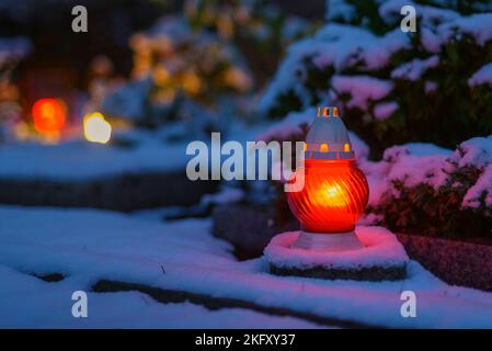 Impressionen eines Friedhofs auf dem Totensonntag oder des Ewigen Sonntags in Berlin, Deutschland, Gedenktag in Deutschland und der Schweiz, Gedenktag für Decea Stockfoto