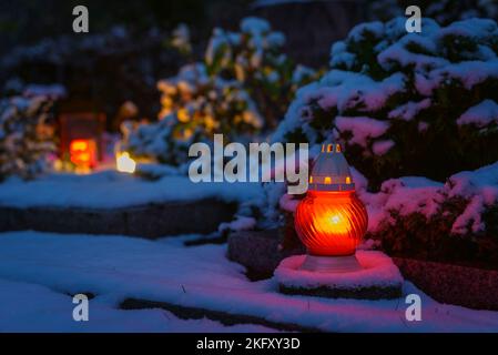 Impressionen eines Friedhofs auf dem Totensonntag oder des Ewigen Sonntags in Berlin, Deutschland, Gedenktag in Deutschland und der Schweiz, Gedenktag für Decea Stockfoto