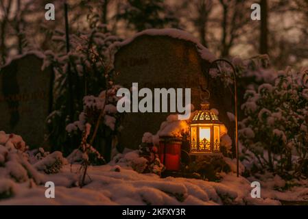 Impressionen eines Friedhofs auf dem Totensonntag oder des Ewigen Sonntags in Berlin, Deutschland, Gedenktag in Deutschland und der Schweiz, Gedenktag für Decea Stockfoto