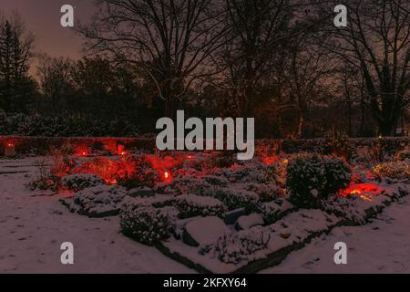 Impressionen eines Friedhofs auf dem Totensonntag oder des Ewigen Sonntags in Berlin, Deutschland, Gedenktag in Deutschland und der Schweiz, Gedenktag für Decea Stockfoto