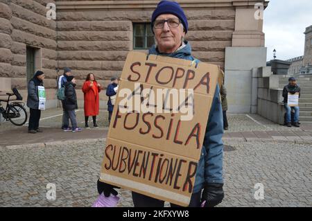 Stockholm, Schweden - 18. November 2022 - "Stoppt alle Subventionen für fossile Brennstoffe" - Kundgebung vor dem Riksdag, Parlamentsgebäude. (Foto von Markku Rainer Peltonen) Stockfoto
