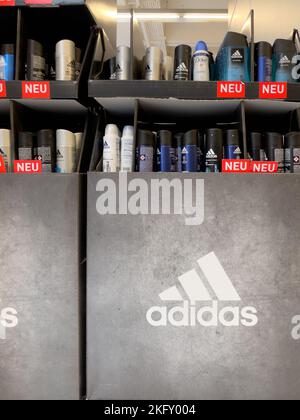 Nürnberg, Deutschland - 04. Juni 2022: Adidas Kosmetik mit Logo in einem deutschen Supermarkt. Adidas ist ein deutscher multinationaler Konzern. Stockfoto