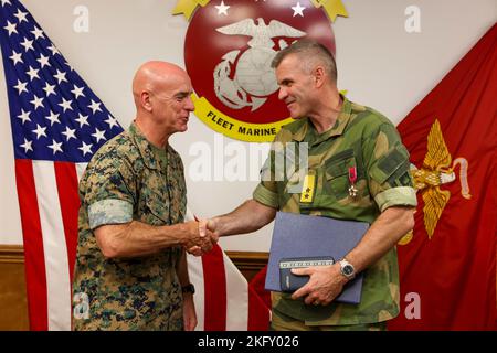 U.S. Marine Corps LT. Gen. David A. Ottignon, Kommandeur der II. Marine Expeditionary Force (MEF), überreicht Maj. Gen. Lars S. Lervik, Chef der norwegischen Armee, während eines ausgezeichneten Besuchs im Marine Corps Base Camp Lejeune, North Carolina, 14. Oktober 2022 einen Preis für die Legion of Merit. Dieser bedeutende Besuch bot den Schlüsselführern der II. MEF die Gelegenheit, den Generalmajor Lars S. Lervik über die Fähigkeiten der Streitkräfte und die Planung der Streitkräfte 2030 zu informieren, um die Beziehungen und das Verständnis zwischen II. MEF und der norwegischen Armee weiter zu stärken. Stockfoto