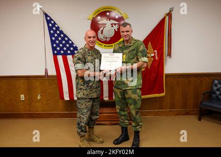 U.S. Marine Corps LT. Gen. David A. Ottignon, Kommandeur der II. Marine Expeditionary Force (MEF), überreicht Maj. Gen. Lars S. Lervik, Chef der norwegischen Armee, während eines ausgezeichneten Besuchs im Marine Corps Base Camp Lejeune, North Carolina, 14. Oktober 2022 einen Preis für die Legion of Merit. Dieser bedeutende Besuch bot den Schlüsselführern der II. MEF die Gelegenheit, den Generalmajor Lars S. Lervik über die Fähigkeiten der Streitkräfte und die Planung der Streitkräfte 2030 zu informieren, um die Beziehungen und das Verständnis zwischen II. MEF und der norwegischen Armee weiter zu stärken. Stockfoto