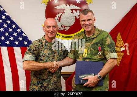 U.S. Marine Corps LT. Gen. David A. Ottignon, Kommandeur der II. Marine Expeditionary Force (MEF), überreicht Maj. Gen. Lars S. Lervik, Chef der norwegischen Armee, während eines ausgezeichneten Besuchs im Marine Corps Base Camp Lejeune, North Carolina, 14. Oktober 2022 einen Preis für die Legion of Merit. Dieser bedeutende Besuch bot den Schlüsselführern der II. MEF die Gelegenheit, den Generalmajor Lars S. Lervik über die Fähigkeiten der Streitkräfte und die Planung der Streitkräfte 2030 zu informieren, um die Beziehungen und das Verständnis zwischen II. MEF und der norwegischen Armee weiter zu stärken. Stockfoto