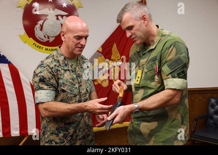 US Marine Corps LT. General David A. Ottignon, Kommandeur der II. Marine Expeditionary Force (MEF), erhält eine Auszeichnung von Maj. General Lars S. Lervik, Chef der norwegischen Armee, während eines hervorragenden Besuchs im Marine Corps Base Camp Lejeune, North Carolina, 14. Oktober 2022. Dieser bedeutende Besuch bot den Schlüsselführern der II. MEF die Gelegenheit, den Generalmajor Lars S. Lervik über die Fähigkeiten der Streitkräfte und die Planung der Streitkräfte 2030 zu informieren, um die Beziehungen und das Verständnis zwischen II. MEF und der norwegischen Armee weiter zu stärken. Stockfoto