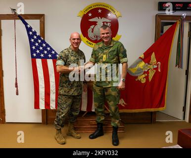 General Lars S. Lervik, Chef der norwegischen Armee, trifft sich mit dem Kommandanten der II. Marine Expeditionary Force (MEF), LT. General David A. Ottignon und anderen Führern der II. MEF bei einem hervorragenden Besuch im Marine Corps Base Camp Lejeune, North Carolina, am 14. Oktober 2022. Dieser bedeutende Besuch bot den Schlüsselführern der II. MEF die Gelegenheit, den Generalmajor Lars S. Lervik über die Fähigkeiten der Streitkräfte und die Planung der Streitkräfte 2030 zu informieren, um die Beziehungen und das Verständnis zwischen II. MEF und der norwegischen Armee weiter zu stärken. Stockfoto