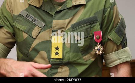 U.S. Marine Corps LT. Gen. David A. Ottignon, Kommandeur der II. Marine Expeditionary Force (MEF), überreicht Maj. Gen. Lars S. Lervik, Chef der norwegischen Armee, während eines ausgezeichneten Besuchs im Marine Corps Base Camp Lejeune, North Carolina, 14. Oktober 2022 einen Preis für die Legion of Merit. Dieser bedeutende Besuch bot den Schlüsselführern der II. MEF die Gelegenheit, den Generalmajor Lars S. Lervik über die Fähigkeiten der Streitkräfte und die Planung der Streitkräfte 2030 zu informieren, um die Beziehungen und das Verständnis zwischen II. MEF und der norwegischen Armee weiter zu stärken. Stockfoto