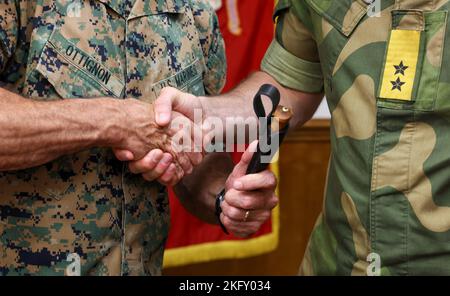 US Marine Corps LT. General David A. Ottignon, Kommandeur der II. Marine Expeditionary Force (MEF), erhält eine Auszeichnung von Maj. General Lars S. Lervik, Chef der norwegischen Armee, während eines hervorragenden Besuchs im Marine Corps Base Camp Lejeune, North Carolina, 14. Oktober 2022. Dieser bedeutende Besuch bot den Schlüsselführern der II. MEF die Gelegenheit, den Generalmajor Lars S. Lervik über die Fähigkeiten der Streitkräfte und die Planung der Streitkräfte 2030 zu informieren, um die Beziehungen und das Verständnis zwischen II. MEF und der norwegischen Armee weiter zu stärken. Stockfoto