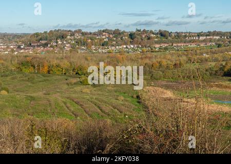 Herbstansicht von Deacon Hill über die Landschaft des Chilcomb Valley nach Winchester, Hampshire, England, Großbritannien Stockfoto