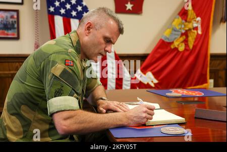 General Lars S. Lervik, Chef der norwegischen Armee, trifft sich mit dem Kommandanten der II. Marine Expeditionary Force (MEF), LT. General David A. Ottignon und anderen Führern der II. MEF bei einem hervorragenden Besuch im Marine Corps Base Camp Lejeune, North Carolina, am 14. Oktober 2022. Dieser bedeutende Besuch bot den Schlüsselführern der II. MEF die Gelegenheit, den Generalmajor Lars S. Lervik über die Fähigkeiten der Streitkräfte und die Planung der Streitkräfte 2030 zu informieren, um die Beziehungen und das Verständnis zwischen II. MEF und der norwegischen Armee weiter zu stärken. Stockfoto