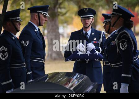 185. Mitglieder der Ehrengarde des Lufttankflügels folden bei der Beerdigung des ehemaligen Kommandanten von 185., Oberst Warren G. „Bud“ Nelson, am 14. Oktober 2022 auf dem Memorial Park Cemetery in Sioux City eine US-Flagge. Nelson war der letzte Veteran des Zweiten Weltkriegs, der als Kommandant der Iowa Air National Guard Einheit in Sioux City diente, als er 1980 in den Ruhestand ging, er starb diese Woche im Alter von 97 Jahren. Foto der US Air National Guard Senior Master Sgt. Vincent De Groot 185. ARW Wing PA Stockfoto