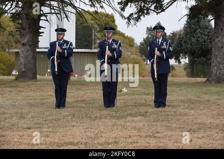 Mitglieder der Ehrengarde des Lufttankflügels 185. feiern am 14. Oktober 2022 bei der Beerdigung des ehemaligen Kommandanten von 185., Oberst Warren G. „Bud“ Nelson, auf dem Memorial Park Cemetery in Sioux City militärische Ehrungen. Nelson war der letzte Veteran des Zweiten Weltkriegs, der als Kommandant der Iowa Air National Guard-Einheit diente, als er 1980 in den Ruhestand ging, er starb diese Woche im Alter von 97 Jahren. Foto der US Air National Guard Senior Master Sgt. Vincent De Groot 185. ARW Wing PA Stockfoto