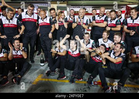 Abu Dhabi, VAE . 20.. November 2022. Alfa Romeo F1 Team ORLEN feiert P6 in der Meisterschaft während des Formel 1 Etihad Airways Abu Dhabi Grand Prix 2022, 22. Lauf der FIA Formel 1 Weltmeisterschaft 2022 vom 18. Bis 20. November 2022 auf dem Yas Marina Circuit, in Yas Island, Abu Dhabi - Photo Florent Gooden/DPPI Credit: DPPI Media/Alamy Live News Stockfoto
