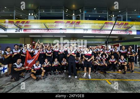 Abu Dhabi, VAE . 20.. November 2022. Alfa Romeo F1 Team ORLEN feiert P6 in der Meisterschaft während des Formel 1 Etihad Airways Abu Dhabi Grand Prix 2022, 22. Lauf der FIA Formel 1 Weltmeisterschaft 2022 vom 18. Bis 20. November 2022 auf dem Yas Marina Circuit, in Yas Island, Abu Dhabi - Photo Florent Gooden/DPPI Credit: DPPI Media/Alamy Live News Stockfoto