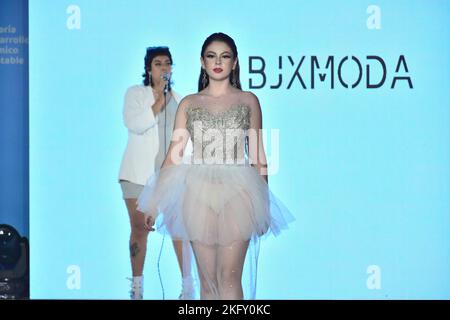 Leon, Mexiko. 19 NOV 2022: Model läuft auf der BJXMODA VESTIVO Fashion Show auf der Piste. Credits: JVMODEL / Alamy Live News Stockfoto