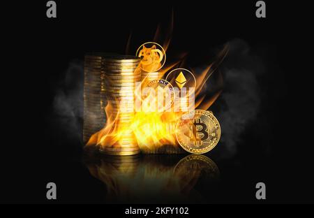 Ein Haufen brennender Kryptowährungen-Goldmünzen mit einem Feuer auf schwarzem Hintergrund, Kryptowährung virtuelles Geld-Konzept Stockfoto