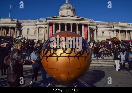 London, England, Großbritannien. 20.. November 2022. Auf dem Trafalgar Square wurden 96 Globen verschiedener Künstler als Teil von ''˜The World Reimagined' ausgestellt, einem Projekt, das die Geschichte des Transatlantischen Handels mit versklavten Afrikanern und deren Auswirkungen verfolgt und erforscht. (Bild: © Vuk Valcic/ZUMA Press Wire) Stockfoto