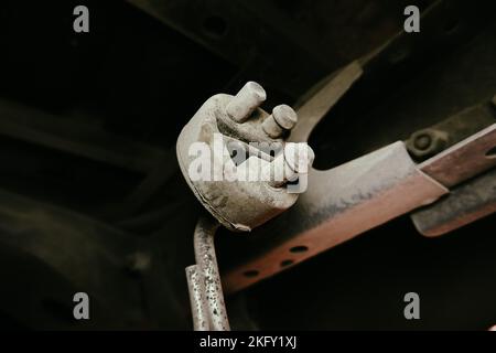 Auspuffgummihalterung mit einem Schmutzfleck auf einem Auto Stockfoto