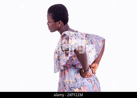Porträt einer schönen jungen Frau, die an Nierenschmerzen leidet und die Nieren mit den Händen berührt. Stockfoto