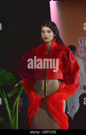 Leon, Mexiko. 19 NOV 2022: Model läuft auf der BJXMODA VESTIVO Fashion Show auf der Piste. Credits: JVMODEL / Alamy Live News Stockfoto