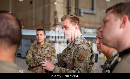 Der leitende Airman Atwood und seine Mitstreiter, die dem Notfallsstab 435. auf dem Luftwaffenstützpunkt Ramstein in Deutschland zugewiesen sind, erhalten am 14.. Oktober durch den Einsatz der Ruggedized Aircraft Maintenance Test Station (RAMTS) und auf der Marsch Air Reserve Base in Kalifornien Anweisungen zum ordnungsgemäßen Betrieb des Flugzeugs MQ-9. 2022. In dem Bemühen, das Arsenal an Flugzeugen, die die 435. CRS beherrschen, zu erweitern, reisten mehrere Mitglieder ihrer Einheit von Deutschland nach Südkalifornien, um von Mitgliedern der Air National Guard mit dem 163. Attack Wing, die das MQ-9-Flugzeug als das bedienen, ausgebildet zu werden Stockfoto